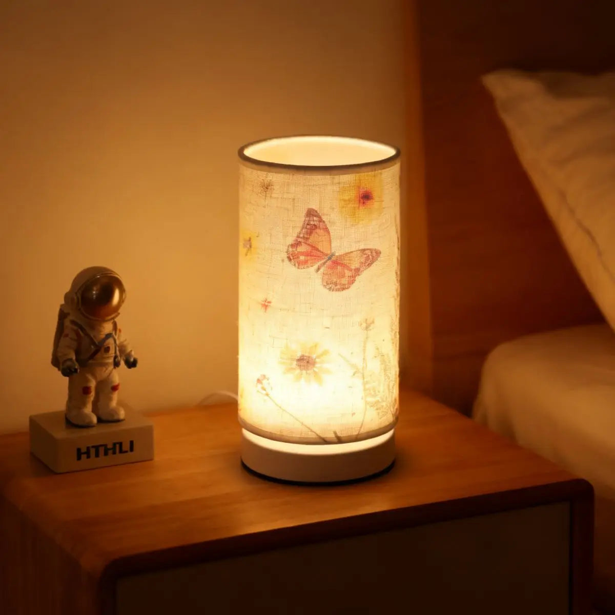 Nordisk Retro Bordslampa med Tygskärm – USB-driven Sänglampa för Hemmet