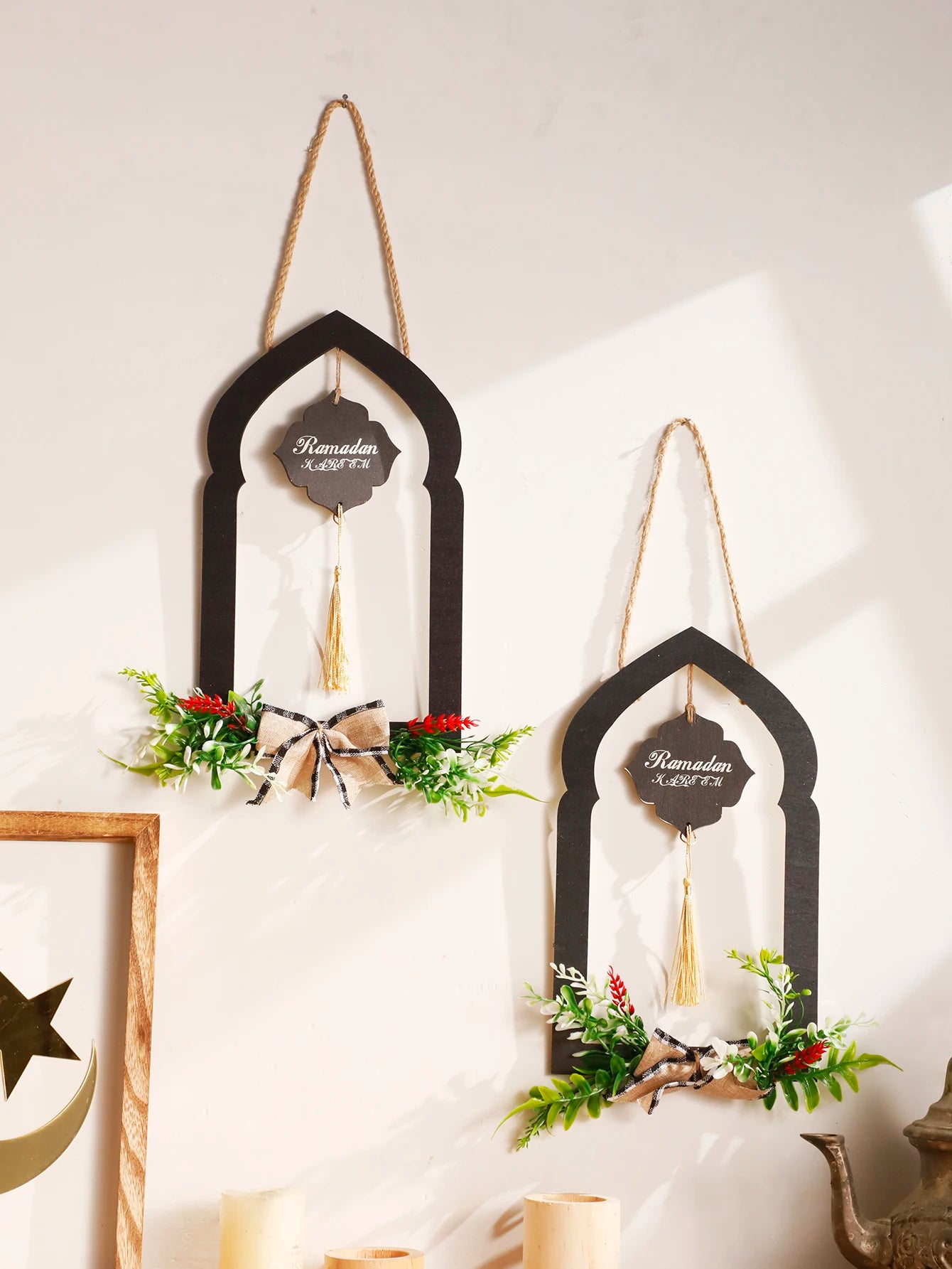 Ramadan Väggdekoration i Trä – Islamisk Båge med Blommor & Tofsar