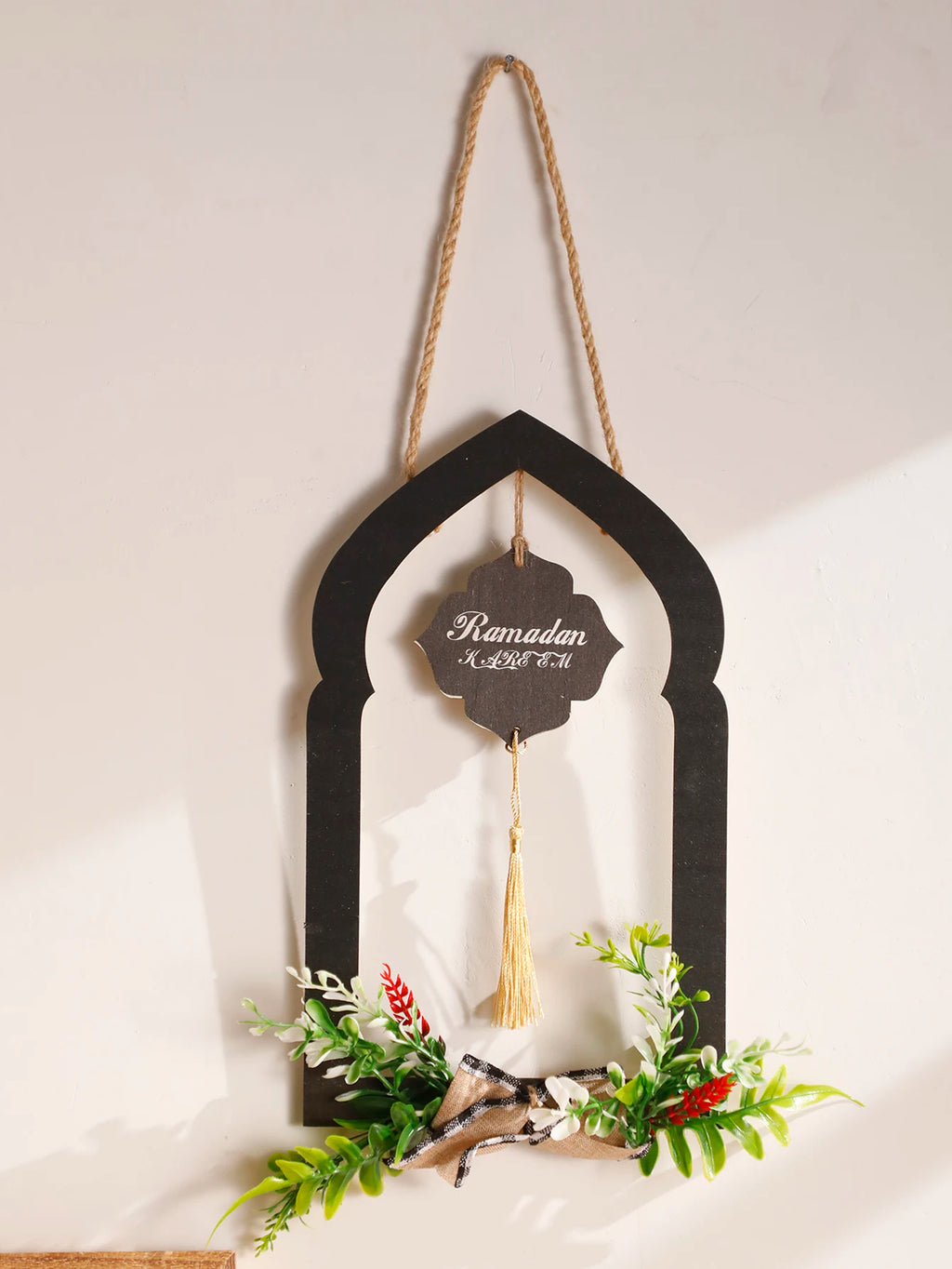Ramadan Väggdekoration i Trä – Islamisk Båge med Blommor & Tofsar