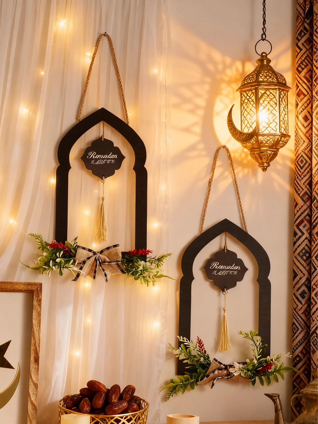 Ramadan Väggdekoration i Trä – Islamisk Båge med Blommor & Tofsar