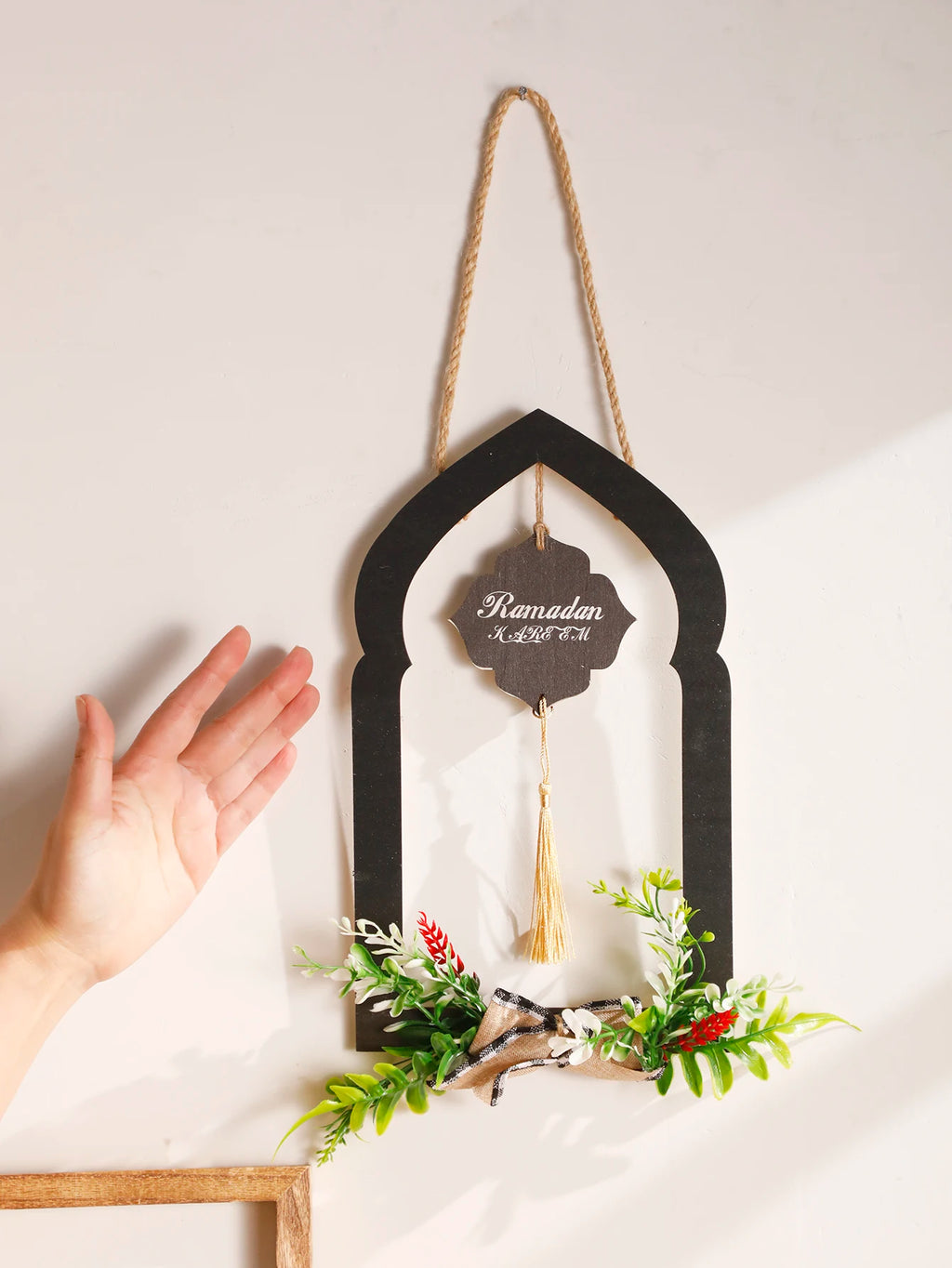 Ramadan Väggdekoration i Trä – Islamisk Båge med Blommor & Tofsar